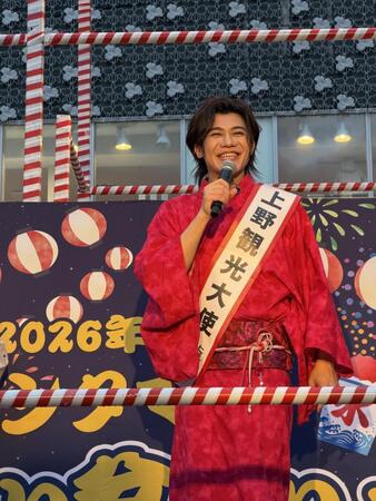浴衣姿で櫓の上に立つ新浜レオン