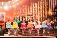 パフォーマンスするＦＲＵＩＴＳ　ＺＩＰＰＥＲ（左から）櫻井優衣、早瀬ノエル、月足天音、鎮西寿々歌、松本かれん、真中まな、仲川瑠夏