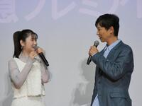 小野花梨のサプライズ登場に感激する堺雅人（右）