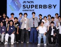 ジュノン・スーパーボーイ・コンテストＢＥＳＴ３０と撮影する「ＥＶＥ×ＪＵＮ」の旭惟吹と石山順征（左）