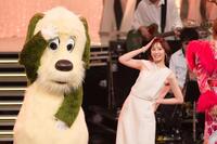 「うたであえたら　２０２６」でポーズを決める（左から）ワンワン、北川景子