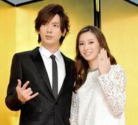 結婚を発表し、２ショットを披露したＤＡＩＧＯ（左）と北川景子＝２０１６年