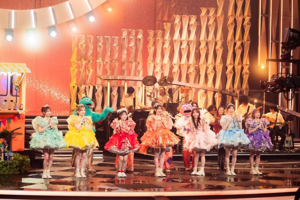パフォーマンスするＦＲＵＩＴＳ　ＺＩＰＰＥＲ（左から）櫻井優衣、早瀬ノエル、月足天音、鎮西寿々歌、松本かれん、真中まな、仲川瑠夏