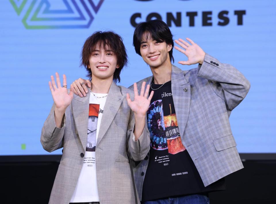 手を振る「ＥＶＥ×ＪＵＮ」の旭惟吹と石山順征（左）