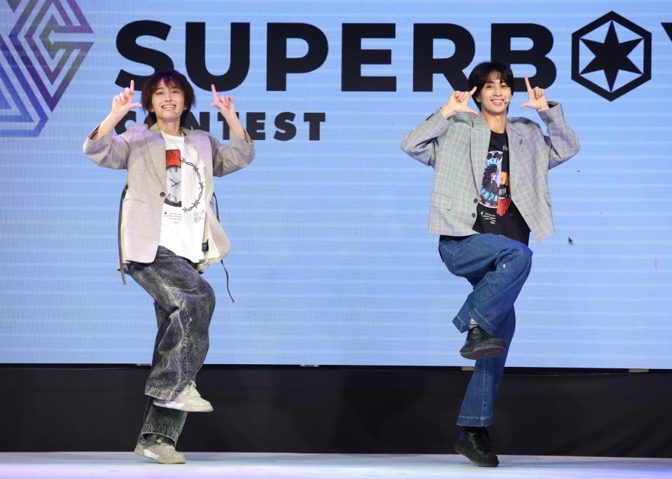 歌唱する「ＥＶＥ×ＪＵＮ」の旭惟吹と石山順征（左）