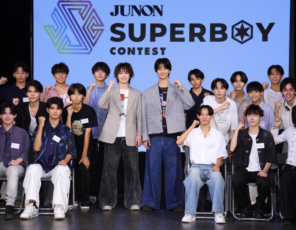 ジュノン・スーパーボーイ・コンテストＢＥＳＴ３０と撮影する「ＥＶＥ×ＪＵＮ」の旭惟吹と石山順征（左）
