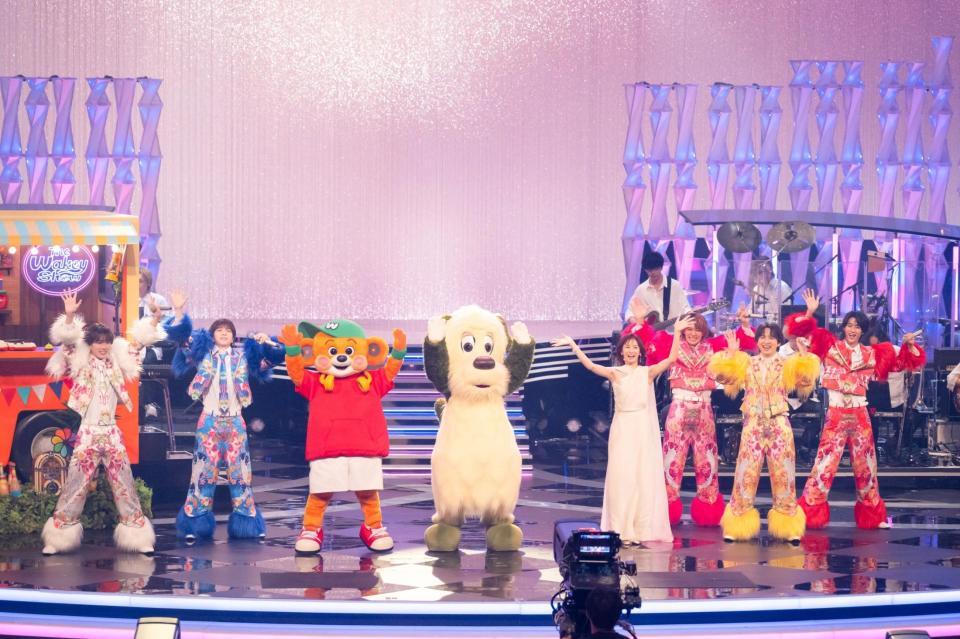 パフォーマンスする（左から）山中柔太朗、塩﨑太智、ウェイキー、ワンワン、北川景子、佐野勇斗、吉田仁人、曽野舜太