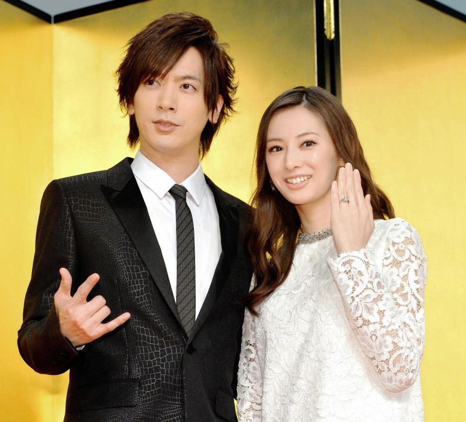 結婚を発表し、２ショットを披露したＤＡＩＧＯ（左）と北川景子＝２０１６年