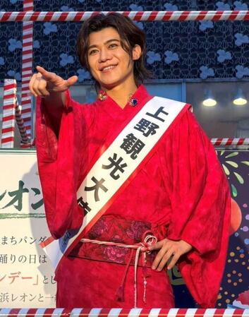 　真っ赤な浴衣姿で登場した新浜レオン