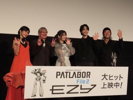 映画「機動警察パトレイバー　ＥＺＹ」の公開記念舞台あいさつを行った（左から）伊瀬茉莉也、千葉繁、上坂すみれ、戸谷菊之介、出渕裕監督 