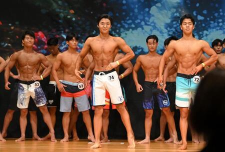 全国高校生メンズフィジーク１７２㎝超級に出場する寺田心（中央）＝撮影・飯室逸平