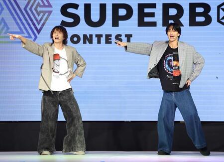 初パフォーマンスを披露するＥＶＥ×ＪＵＮの石山順征（左）と旭惟吹（撮影・石井剣太郎）
