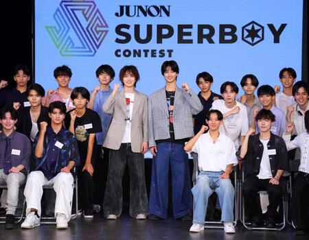 　コンテストＢＥＳＴ３０と撮影する「ＥＶＥ×ＪＵＮ」の旭惟吹と石山順征（左）