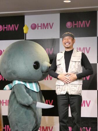 タマに包丁を向けられるも、笑顔の渡部陽一氏