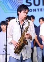 サックスを演奏する世羅田大次郎
