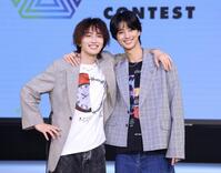 ポーズをとる「ＥＶＥ×ＪＵＮ」の旭惟吹と石山順征（左）Ｏｕｔｌｏｏｋ　ｆｏｒ　ｉＯＳ　［ｈｔｔｐｓ：／／ａｋａ．ｍｓ／ｏ０ｕｋｅｆ］？を入手