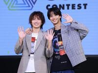 手を振る「ＥＶＥ×ＪＵＮ」の旭惟吹と石山順征（左）