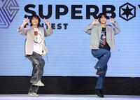 歌唱する「ＥＶＥ×ＪＵＮ」の旭惟吹と石山順征（左）