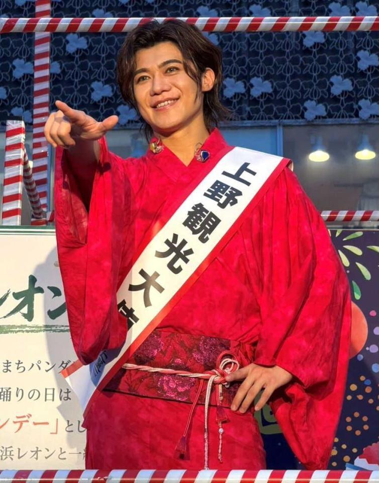 　真っ赤な浴衣姿で登場した新浜レオン