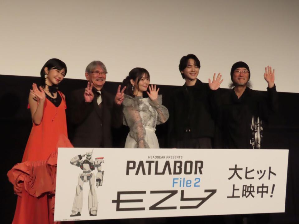 映画「機動警察パトレイバー　ＥＺＹ」の公開記念舞台あいさつを行った（左から）伊瀬茉莉也、千葉繁、上坂すみれ、戸谷菊之介、出渕裕監督 