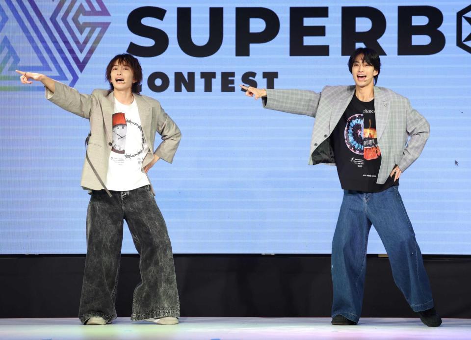 初パフォーマンスを披露するＥＶＥ×ＪＵＮの石山順征（左）と旭惟吹（撮影・石井剣太郎）