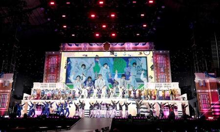 勢ぞろいで「Ｙｅｓ！　東京」を歌う出演者
