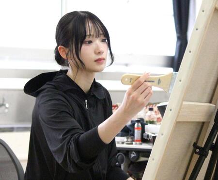 真剣な表情で絵画の制作に取り組むＲａｉｎ　Ｔｒｅｅの橋本真希