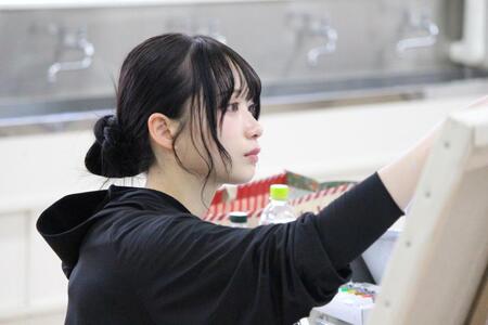 真剣な表情で絵画の制作に取り組むＲａｉｎ　Ｔｒｅｅの橋本真希