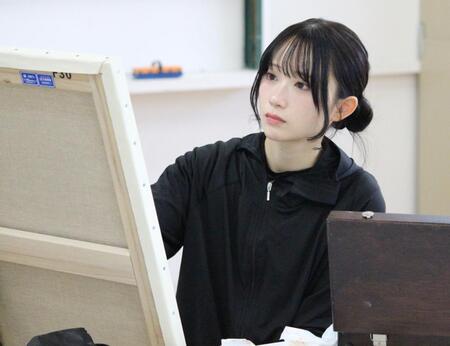真剣な表情で絵画の制作に取り組むＲａｉｎ　Ｔｒｅｅの橋本真希