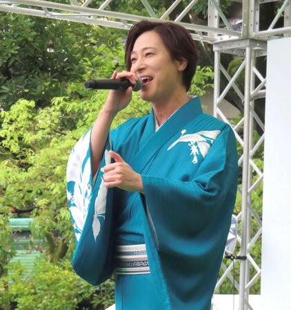 富岡八幡宮で奉納歌唱を行った山内惠介