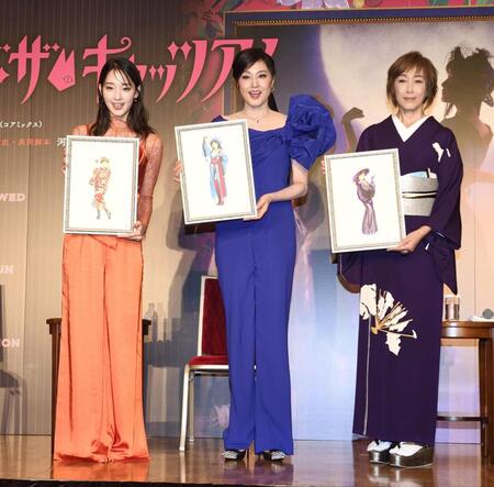 書き下ろし原画を持つ（左から）剛力彩芽、藤原紀香、高島礼子（撮影・千葉大輝）