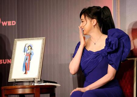 舞台「メイジ・ザ・キャッツアイ」制作発表記者会見で登場した北条司氏の原画に感激する藤原紀香（撮影・伊藤笙子）