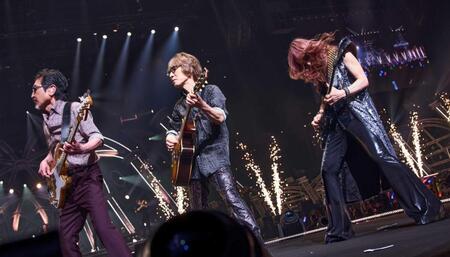 夏恒例のライブイベントを開催したＴＨＥ　ＡＬＦＥＥの（左から）桜井賢、坂崎幸之助、高見沢俊彦