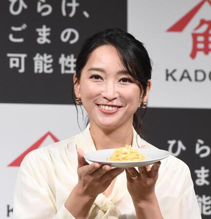 試食するカルボナーラを見せる杏（撮影・園田高夫）