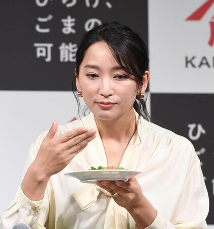 試食の料理の香りを味わう杏（撮影・園田高夫）