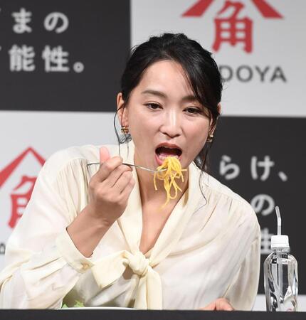 ごま油を使ったカルボナーラを試食する杏（撮影・園田高夫）
