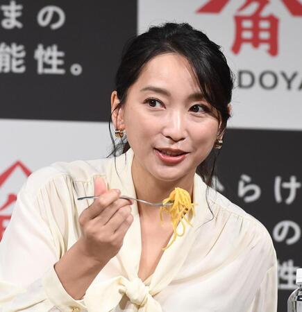 ごま油を使ったカルボナーラを試食する杏（撮影・園田高夫）