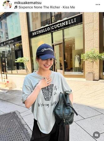 ボッテガのバッグにヴィトンのキャップ。明松美玖のインスタグラム＠ｍｉｋｕａｋｅｍａｔｓｕより