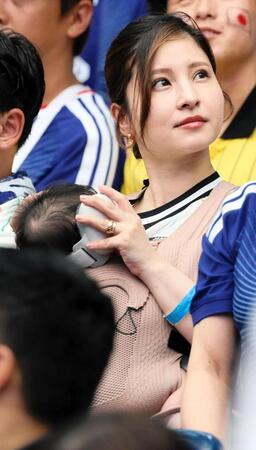 赤ちゃんにベビーヘッドホンを着け、ブラジル戦を見守る堂安律の妻・明松美玖＝６月２９日、ヒューストン