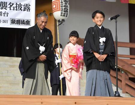 笑顔を見せる（左から）市川海老蔵、市川ぼたん、堀越勸玄（２０２２年１０月撮影）