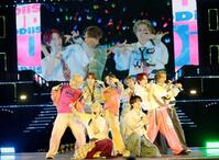 「クラッシュパラダイス、キミは都市伝説、ＢＵＤＤｉｉＳ」（前列左から）ＦＵＭＩＹＡ、ＦＵＭＩＮＯＲＩ（後列同）ＳＨＯＷ、ＴＡＫＵＹＡ、ＳＨＯＯＴ、ＫＥＶＩＮ、ＹＵＭＡ、ＳＥＩＹＡ