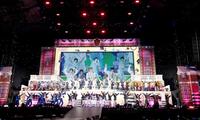 勢ぞろいで「Ｙｅｓ！　東京」を歌う出演者