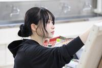 真剣な表情で絵画の制作に取り組むＲａｉｎ　Ｔｒｅｅの橋本真希