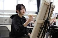 真剣な表情で絵画の制作に取り組むＲａｉｎ　Ｔｒｅｅの橋本真希