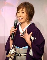舞台「メイジ・ザ・キャッツアイ」制作発表記者会見に、着物姿に大ぶりの指輪を身につけて登場した高島礼子（撮影・伊藤笙子）
