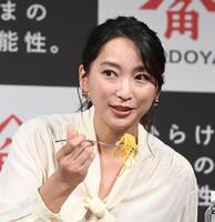 ごま油を使ったカルボナーラを試食する杏（撮影・園田高夫）