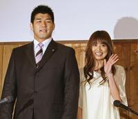 結婚を発表した井上康生氏（左）と東原亜希（２００８年１月撮影）