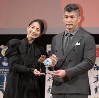 夫婦で授賞式に出席した井上康生氏（右）と東原亜希（２０２１年１１月撮影）