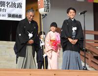 笑顔を見せる（左から）市川海老蔵、市川ぼたん、堀越勸玄（２０２２年１０月撮影）
