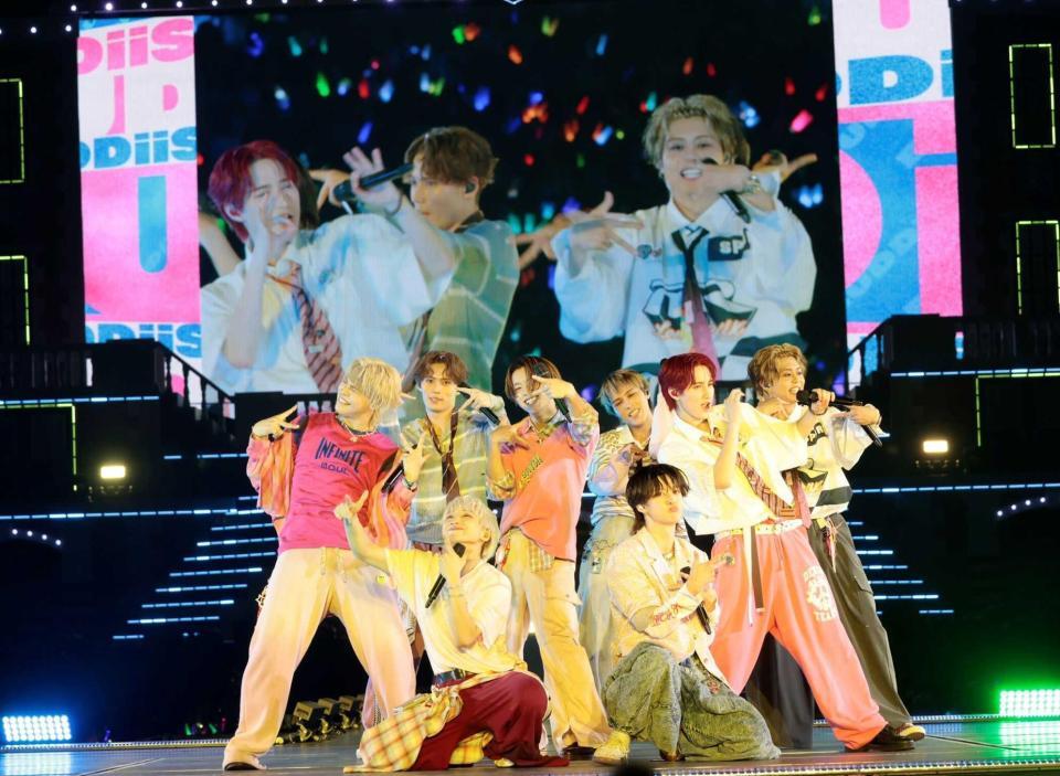 「クラッシュパラダイス、キミは都市伝説、ＢＵＤＤｉｉＳ」（前列左から）ＦＵＭＩＹＡ、ＦＵＭＩＮＯＲＩ（後列同）ＳＨＯＷ、ＴＡＫＵＹＡ、ＳＨＯＯＴ、ＫＥＶＩＮ、ＹＵＭＡ、ＳＥＩＹＡ